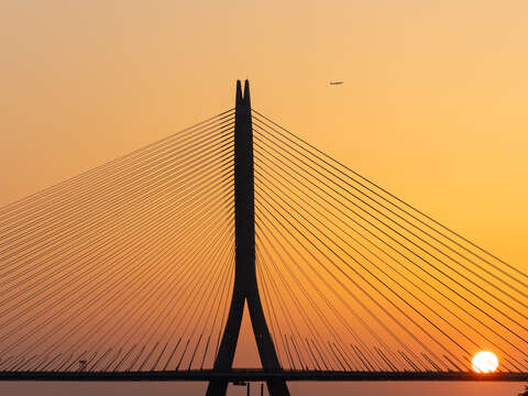 未來的淡水河口不不僅有落日餘暉的夕陽美景，更能近距離欣賞大橋斜張線條與暮色交織的建築美學。