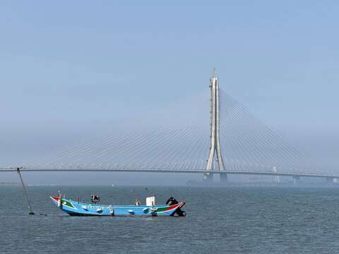 淡水過去為傳統的漁村，淡江大橋完工後，成為具有現代感設計的美學城市。
