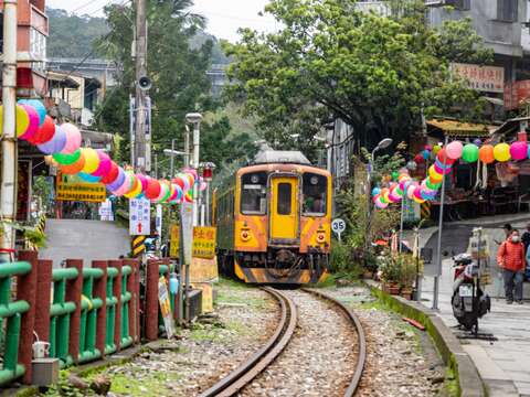 造访十分瀑布後，顺游车站与老街，体验火车门前过的独特奇景，施放天灯感受山城人文温度。