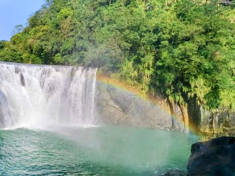 全台最大垂帘瀑布，水雾弥漫间在阳光照射下常可见梦幻彩虹。