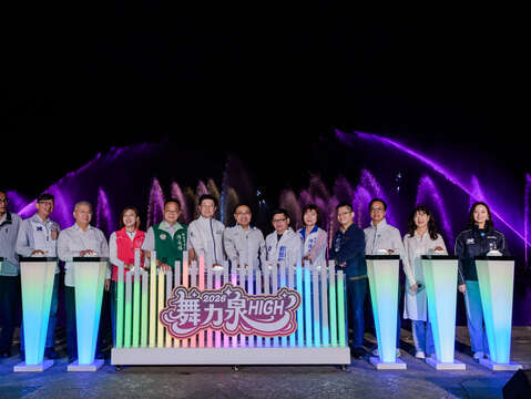 新北市長侯友宜與貴賓共同啟動2026碧潭水舞季，搭配水上鋼鐵人飛板秀演出揭開活動精彩序幕。