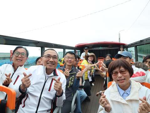 市长侯友宜邀请国内外游客来体验即将首发的青春山海线景观双层巴士。