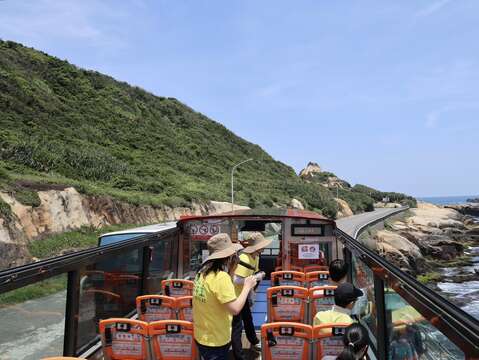 搭乘青春山海線景觀巴士，沿北海岸行進，可從高視角飽覽山海交織的壯麗風光，體驗輕鬆舒適的旅遊方式。