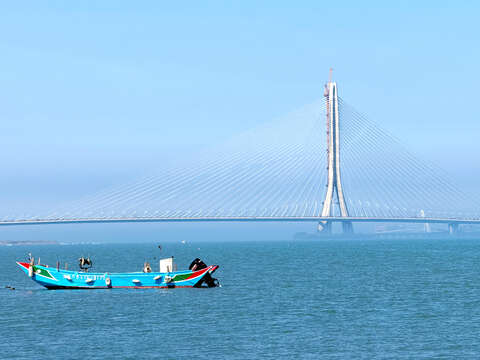 淡江大橋橫跨淡水河口，白天視野開闊，展現壯闊水岸景觀與地標風貌。(原森旅行社提供)