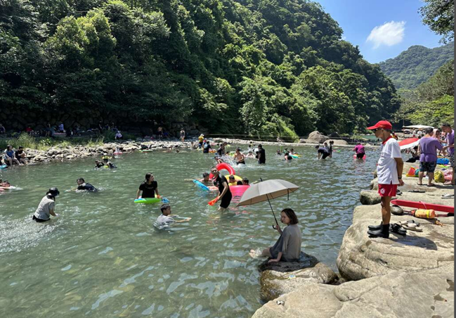 大豹溪戲水景點 現場有合格救生員駐守