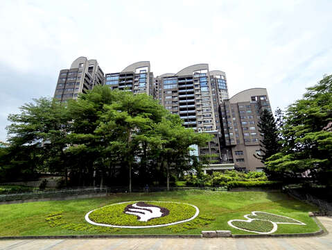 迎接2026全國身心障礙國民運動會，新北景觀處於碧潭園區特別打造以紅彩木、金露花等千株植物打造專屬LOGO地景，繽紛色彩成為遊客白天漫步碧潭的新亮點。
