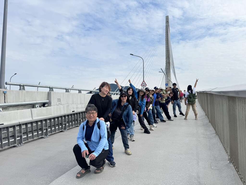民眾參與淡江大橋首發團登橋體驗，近距離感受新北最新地標的壯闊魅力。(大島台灣提供)