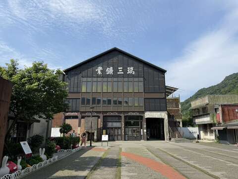 瑞三鑛業整煤廠為北臺灣礦業文化地標，目前正進行二期修復工程。參觀完整煤廠，推薦順道走訪猴硐貓村或品嚐礦工麵，深入探索礦業風華。