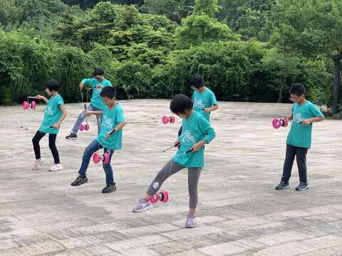 平溪國小學生展現嫻熟的扯鈴技藝，整齊劃一的動作與節奏感十足的肢體律動，充分展現平溪學子的活力與自信。(圖為表演資料照片)