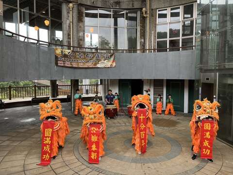 十分國小學子傳承祥獅獻瑞的民俗傳統，活靈活現的獅頭配合隆隆鼓聲，展現出新北學子優異的團隊協作與文化底蘊。(圖為表演資料照片)