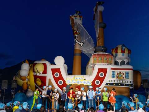 新北市长侯友宜亲临现场，与全球超人气IP《航海王》（ONE PIECE）的主角鲁夫与在地立委、议员、交通部公路局共同进行启动仪式，点亮高达12公尺的「千阳号」主灯。