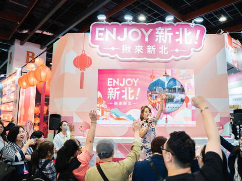 新北館現場人潮互動熱絡，民眾瘋狂舉手搶答及搶拿活動小禮。
