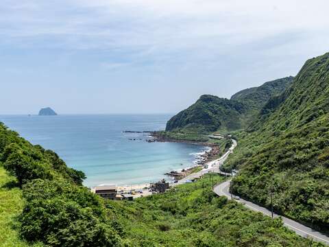 景觀雙層巴士沿著北海岸線行駛，將山海與藍天盡收眼底。