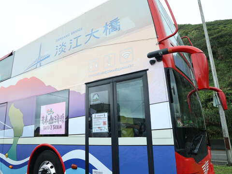 「青春山海線景觀雙層巴士」專屬彩繪外觀車體，結合北海岸特色與淡江大橋意象設計。