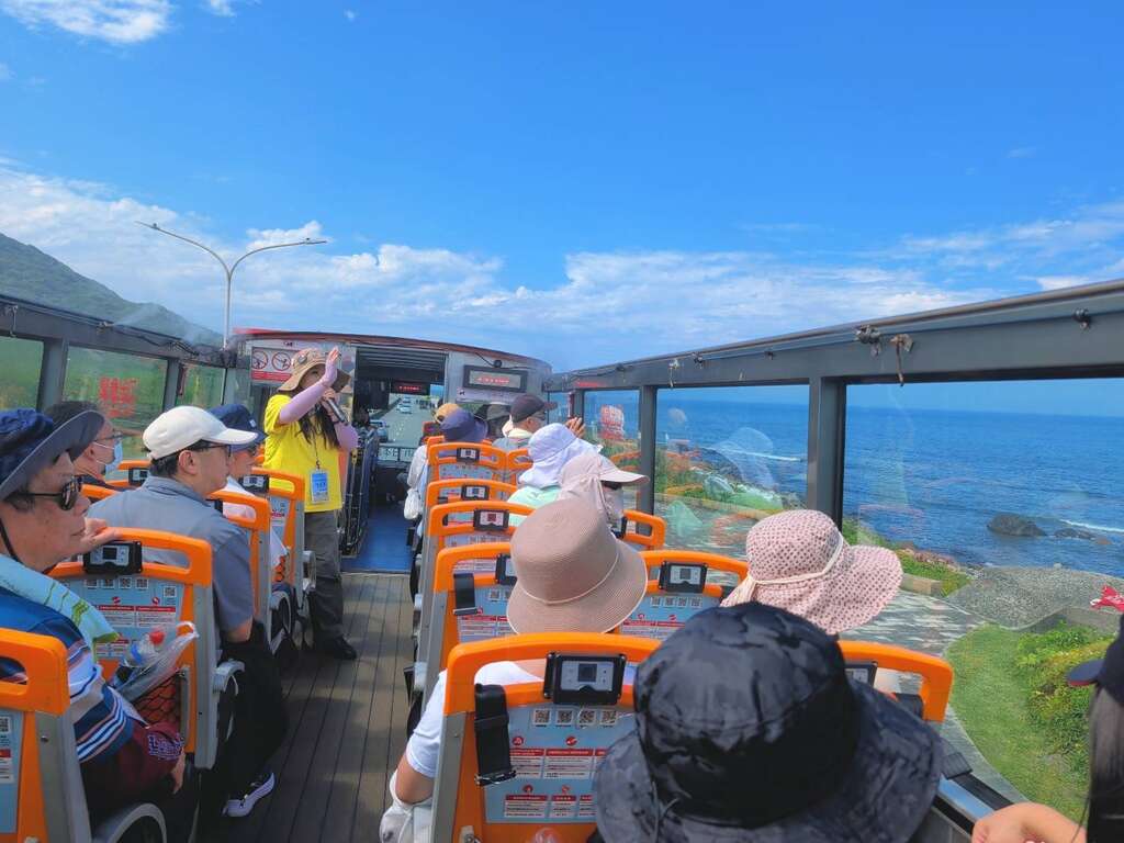 民眾搭乘敞篷景觀雙層巴士，從高處飽覽北海岸絕美海景。
