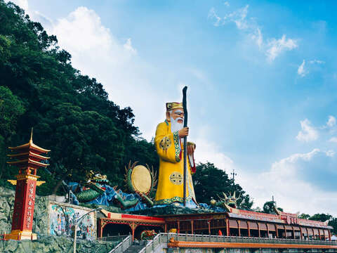 远眺中和烘炉地地标。手持拐杖与金元宝的巨大土地公像，是山林间最庄严亮眼的身影。