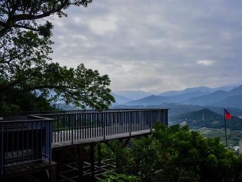 新店狮头山步道：登高望远的绝佳视角，与无边翠绿山景的美丽相遇。