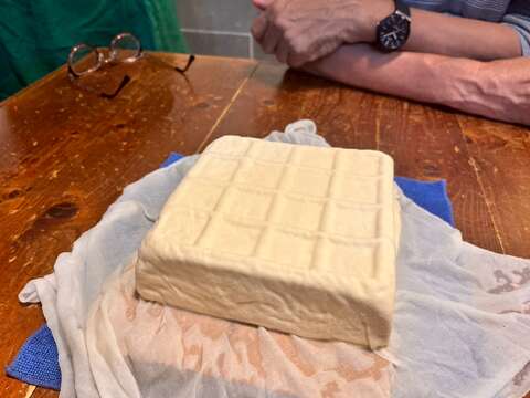 游程中安排走访在地职人手作工坊，刚出锅、散发浓郁豆香的手工豆腐，让人感受最纯粹的地方风味(深坑农产品推广中心提供)