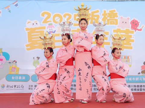 「2026板橋夏日嘉年華」帶來精彩的藝文表演和燈飾展示，活動現場還有體驗活動及趣味市集，歡迎大小朋友七月到板橋府中廣場感受滿滿異國風情。(圖為資料照)