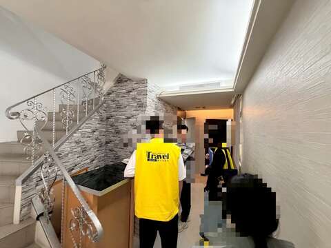 接獲疑似涉及日租套房的案件時，新北市政府觀光旅遊局立即前往現場進行查察，一經查獲將依《發展觀光條例》裁處。