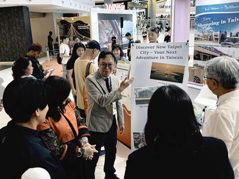 新北市政府觀光旅遊局楊宗珉局長為貴賓介紹新北市最新建設-淡江大橋