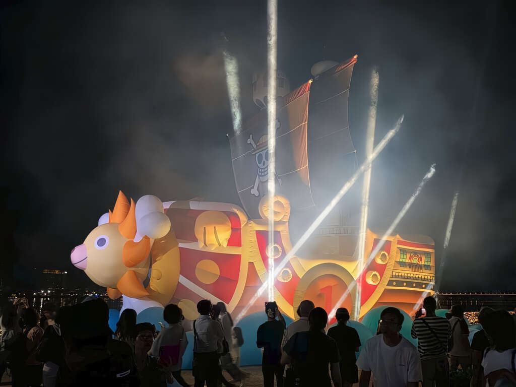 展區中最受矚目的12公尺巨大主燈「千陽號」每晚18時至20時30分，每半小時將展演一次結合光束與煙霧特效的「啟航燈光秀」。