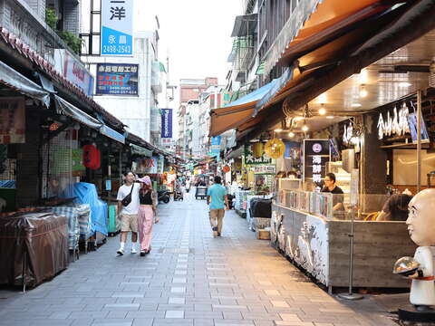 金山老街匯聚在地美食與人文風情，吸引遊客駐足探索。