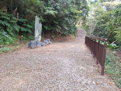 桃园市大湖之森步道沿途绿意环绕，碎石路与石阶串起森林里的悠闲小径。（图／桃园观光导览网）
