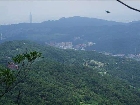 笔架连峰视野辽阔，可远眺层层山峦与台北市区景色。