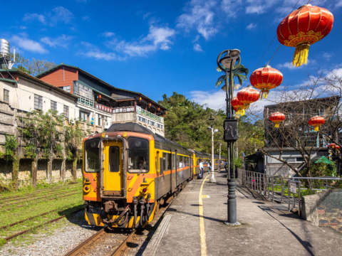 菁桐车站保留复古铁道风情，列车进站时更有小镇旅行的悠闲感。