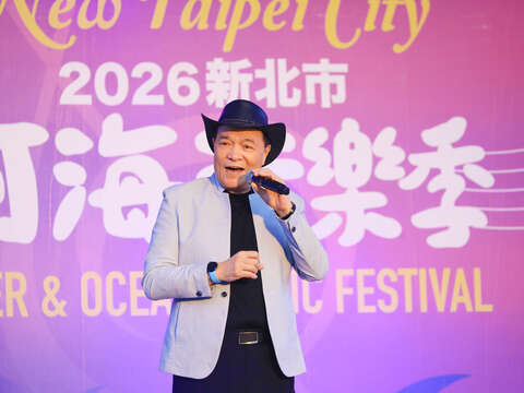 李明德接續登臺演唱多首歌曲，以深情動人的歌聲帶動全場。