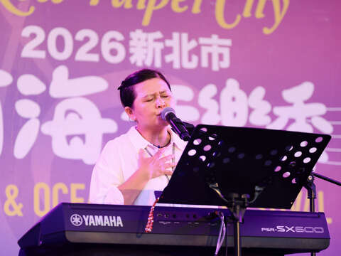 周美蒂登場歌唱民歌經典旋律。