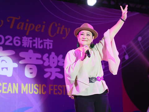 邰肇玫以充滿人文底蘊的創作與歌聲，展現校園民歌時代獨有的文藝風采。