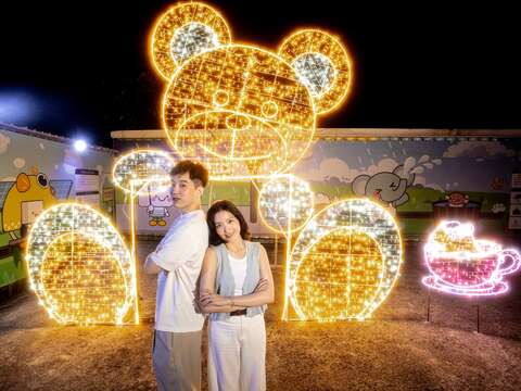深澳鐵道自行車夜間打造全新拍照亮點，夢幻璀璨的「熊熊相框」與今年驚喜登場的「水豚桑」造型燈飾同框放閃，非常適合情侶與家庭前來打卡留下甜蜜回憶。