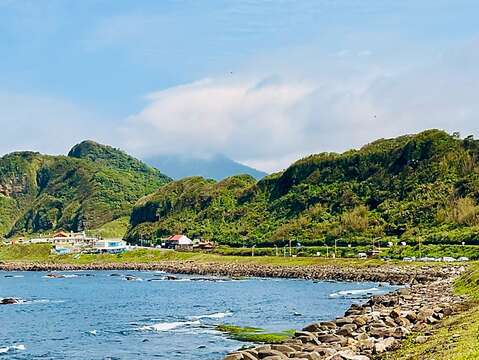 深澳鐵道自行車沿線擁有絕美無敵海景與壯麗山巒，是「燦爛夏夜山海騎」白晝時段最迷人的山海饗宴。