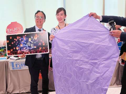 攤位現場人潮互動熱絡，由楊宗珉局長邀請泰國網紅貴賓一同書寫天燈祈福，體驗天燈文化。