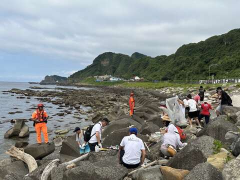 參與民眾在專業人員引導下，無懼汗水實地撿拾海廢，深刻體驗環境教育意義。(圖為114年活動資料照)