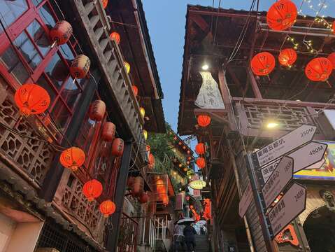 暮色低垂，点点红光点亮了蜿蜒的九份老街，红灯笼与山城夜景相互辉映， 为旅客带来专属九份的夏日风情。
