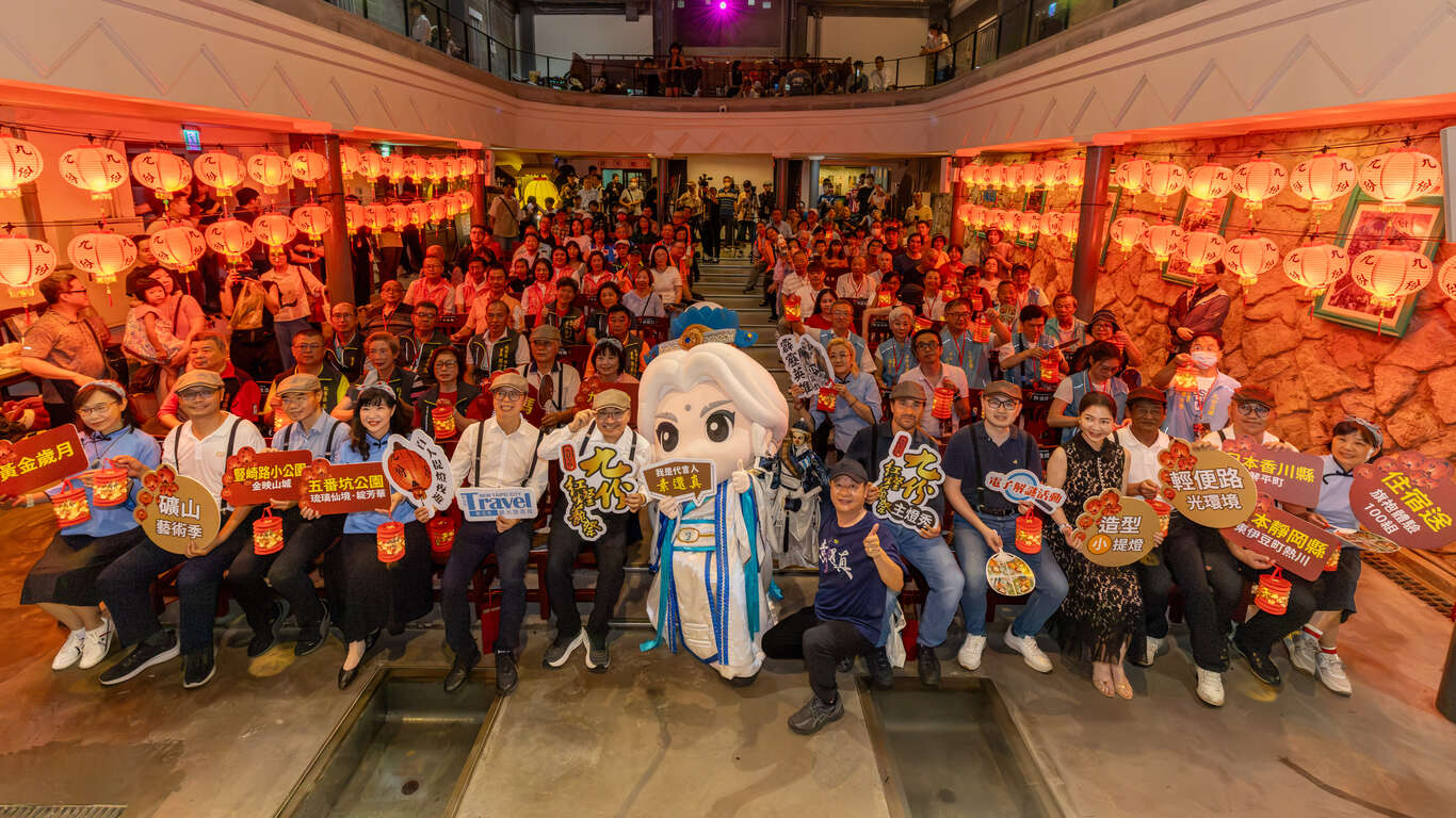 「2026九份红灯笼祭」今（18）日晚间於九份昇平戏院盛大举行点灯仪式，吸引大批民众共襄盛举。