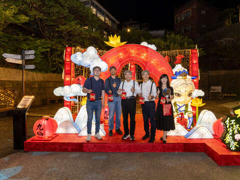 「2026九份红灯笼祭」活动期间各主题装置每日18时至22时亮灯，五番坑公园主灯秀则於18时30分至21时，每逢整点及半点展演，带给大家兼具故事性与艺术性的夜间赏灯体验。