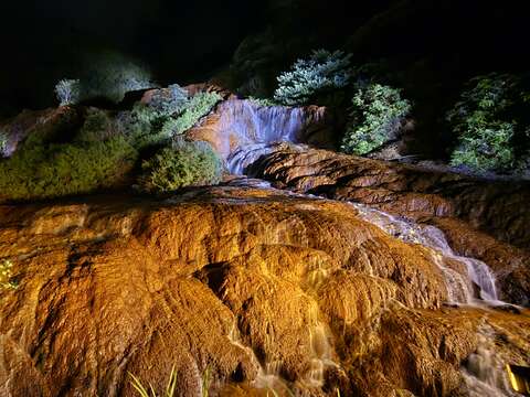 黄金瀑布夜间点灯，灿烂光影点亮山城夜色