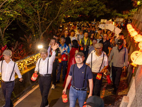 点灯仪式後随即展开年度特色活动「百人提灯夜游」，侯友宜市长与民众手持限定造型小提灯，一同感受山城独有的夜色风情与人文魅力。