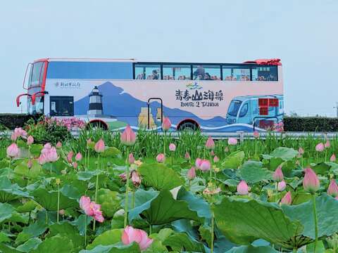 新北市持续推动青春山海线，以景观双层巴士串联北海岸山海景点，透过低碳运具与游程设计，带领旅客深入体验青春山海魅力。