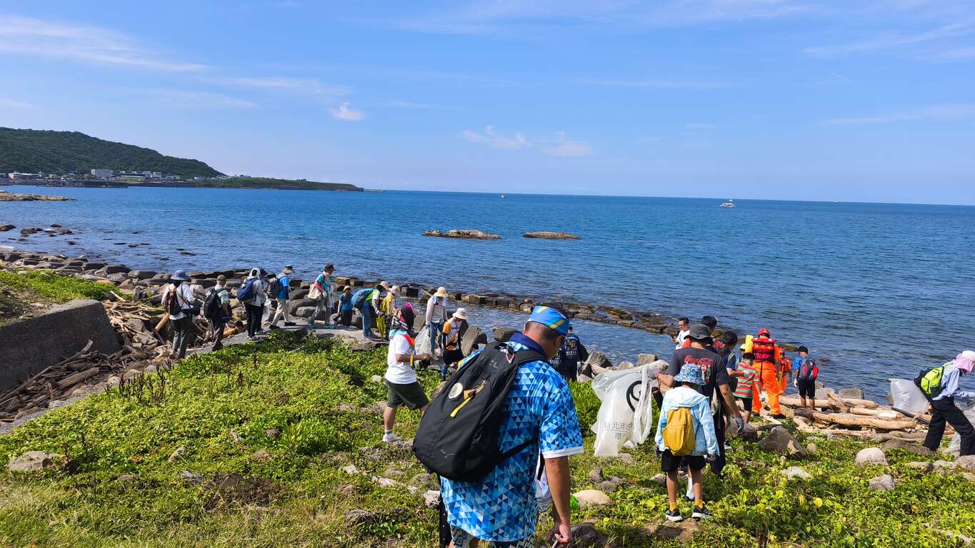 大小朋友齐心协力捡拾海洋废弃物，以实际行动展现环保成果，传递低碳永续理念。