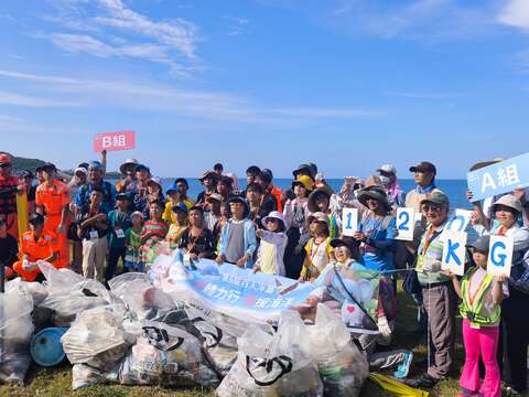 第6届深澳铁道自行车百人净滩活动圆满落幕，许多民众与亲子家庭齐心协力捡拾海岸废弃物，用汗水与实际行动守护蔚蓝海洋。