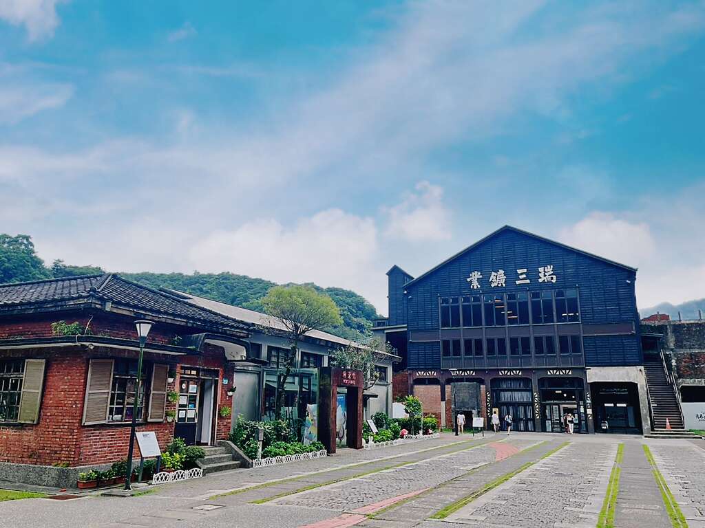 整煤厂完整保留选洗煤设施与建筑风貌，为北台湾极具代表性的百年矿业文化地标。