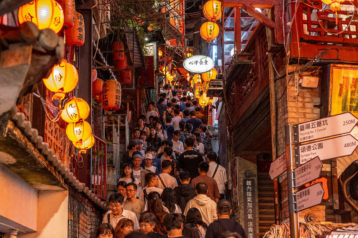 「2026九份红灯笼祭」自7月18日(六)点灯以来，吸引众多国内外旅客造访。