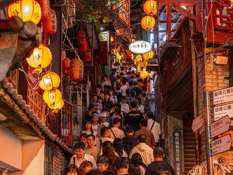 「2026九份红灯笼祭」自7月18日(六)点灯以来，吸引众多国内外旅客造访。