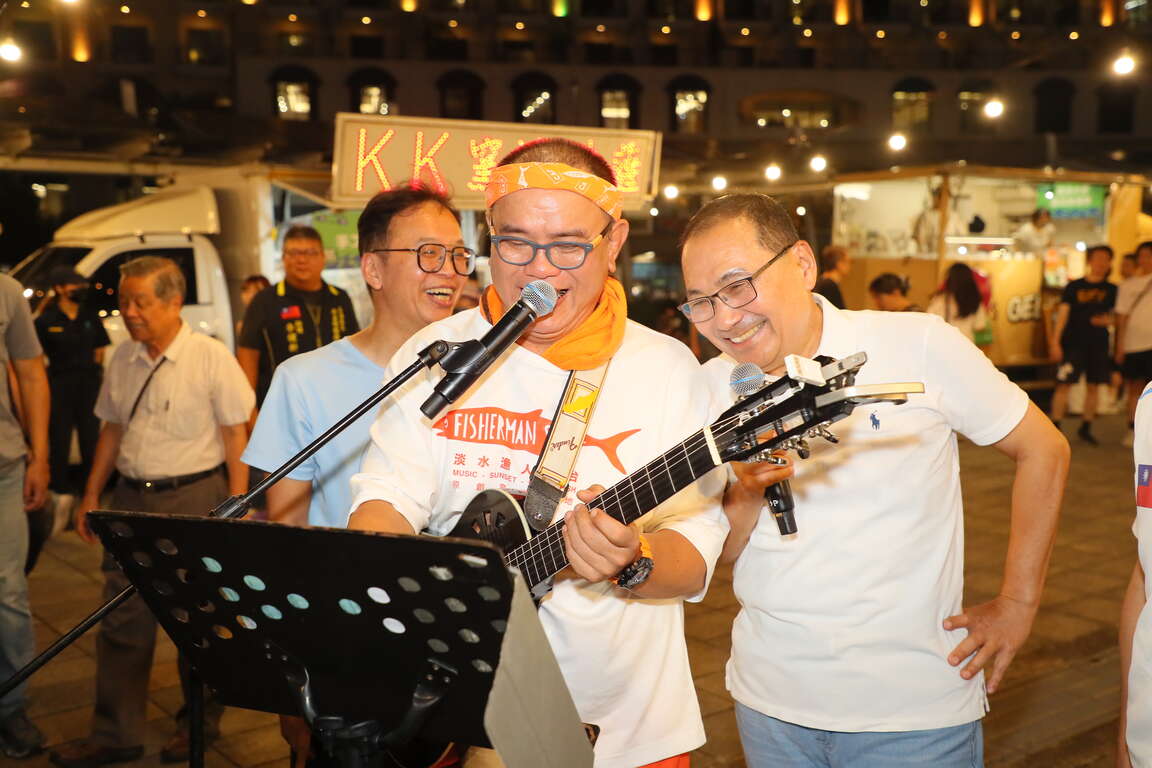 新北市市长侯友宜今(15)日也亲自到场参与淡水场活动，与主持人互动，一同感受河海音乐季的热烈气氛。