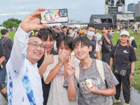 侯友宜市長熱情與民眾互動合影！